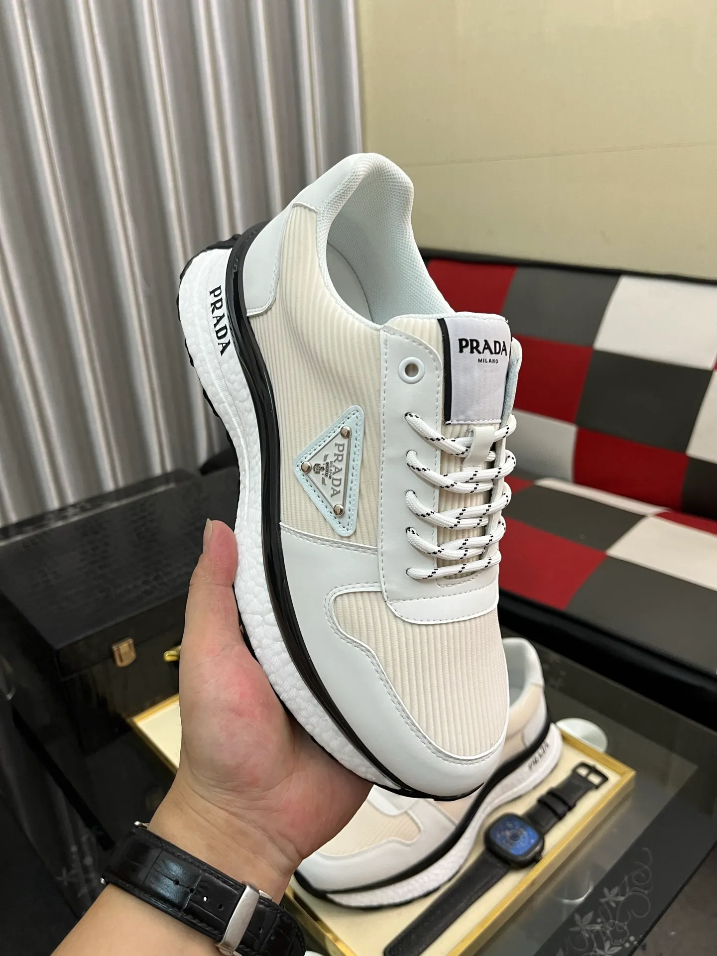 Men's Men's Shoes 💰458⌚️⌚️ Prada/Prada Men's new casual shoes, this sports shoe is made of imported calfskin upper with breathable mesh and breathable mesh lining. The foot pads are made of sheepskin, and the outsole is made of non-slip sports exclusive rubber outsole with logo. It feels good on the feet and is a fashionable item! Size: 38-44 4️⃣colors available